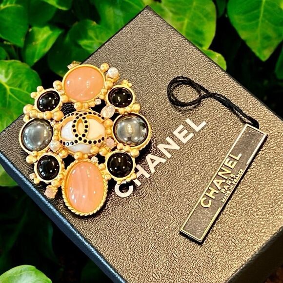 Chanel Gripoix Gold and Black Brooch - Picture 1 of 7